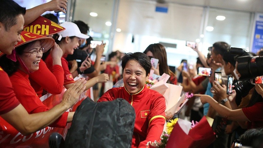 World Cup nữ 2023: Xúc động hình ảnh đội tuyển nữ Việt Nam trở về trong vòng tay người hâm mộ