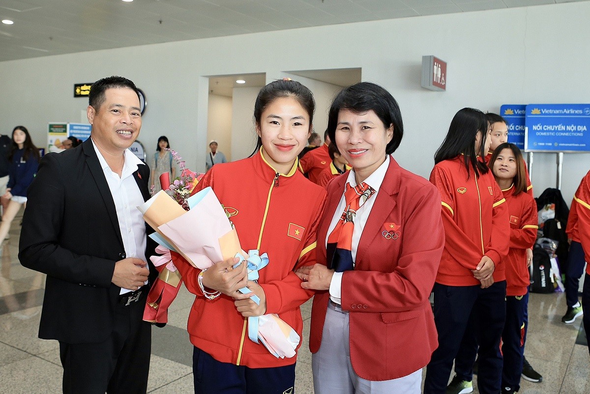 World Cup nữ 2023: Xúc động hình ảnh đội tuyển nữ Việt Nam trở về trong vòng tay người hâm mộ