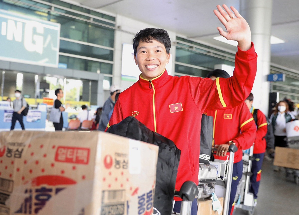 World Cup nữ 2023: Xúc động hình ảnh đội tuyển nữ Việt Nam trở về trong vòng tay người hâm mộ