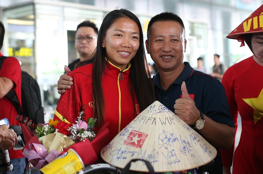 World Cup nữ 2023: Xúc động hình ảnh đội tuyển nữ Việt Nam trở về trong vòng tay người hâm mộ