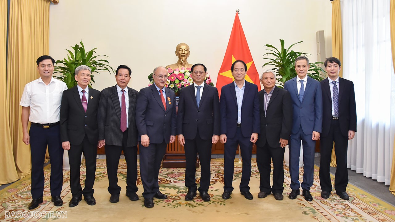 Bộ trưởng Ngoại giao Bùi Thanh Sơn trao Huân chương Hữu nghị cho Tiến sỹ Kambiz Ghawami Bộ trưởng Ngoại giao Bùi Thanh Sơn trao Huân chương Hữu nghị cho Tiến sỹ Kambiz Ghawami