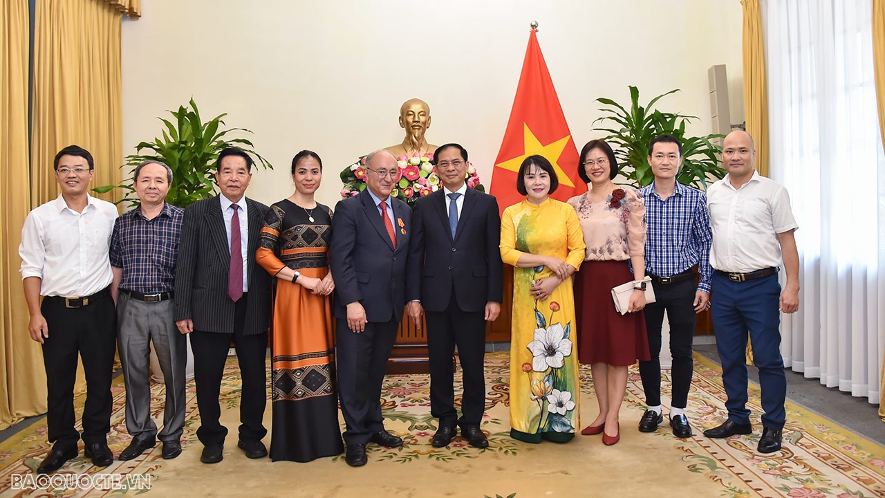 Bộ trưởng Ngoại giao Bùi Thanh Sơn trao Huân chương Hữu nghị cho Tiến sỹ Kambiz Ghawami Bộ trưởng Ngoại giao Bùi Thanh Sơn trao Huân chương Hữu nghị cho Tiến sỹ Kambiz Ghawami