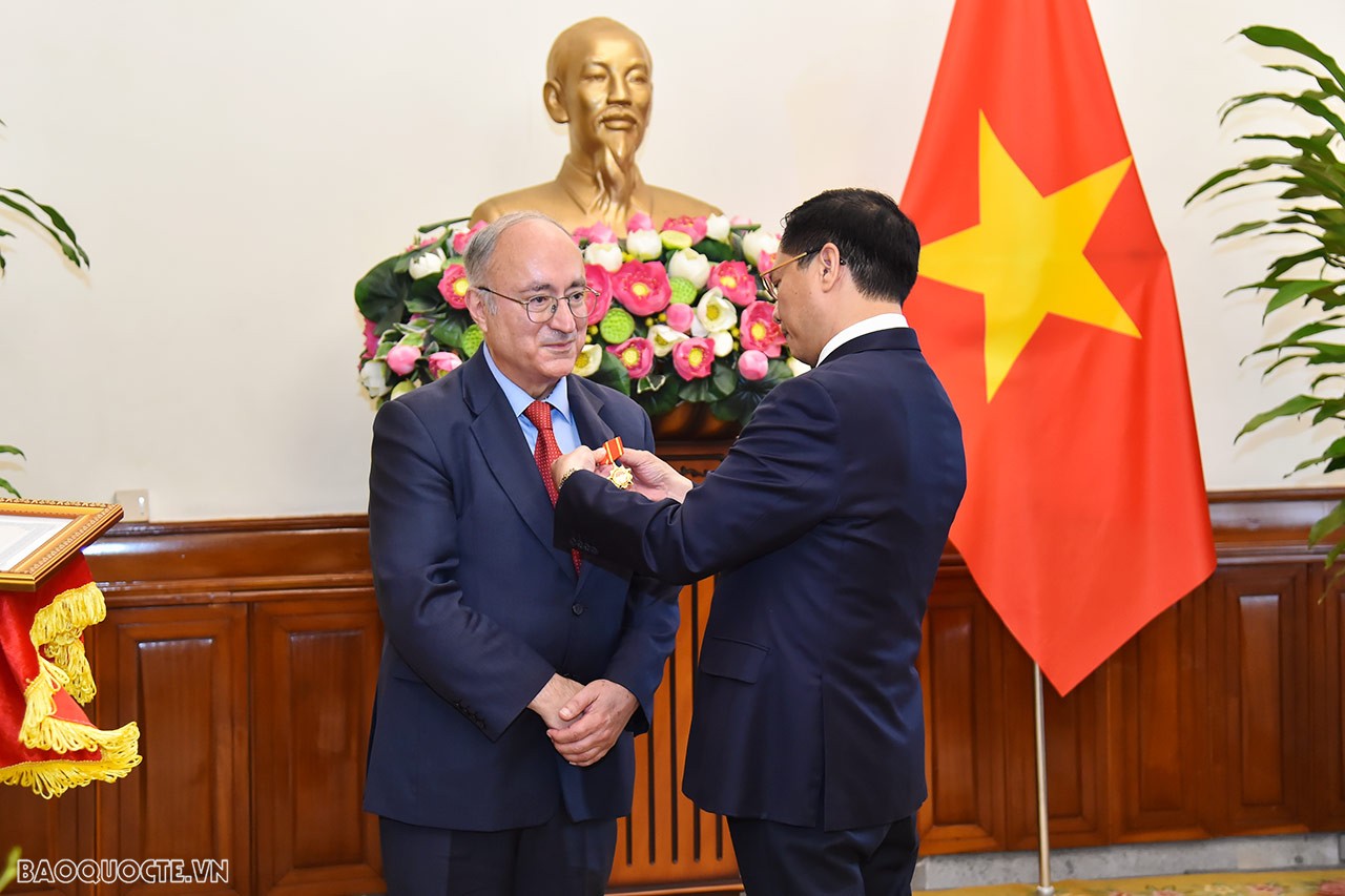 Bộ trưởng Ngoại giao Bùi Thanh Sơn trao Huân chương Hữu nghị cho Tiến sỹ Kambiz Ghawami Bộ trưởng Ngoại giao Bùi Thanh Sơn trao Huân chương Hữu nghị cho Tiến sỹ Kambiz Ghawami