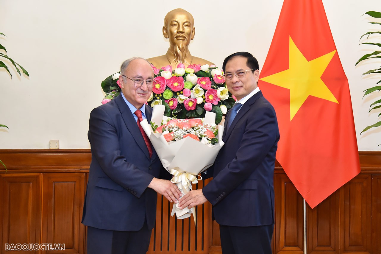 Bộ trưởng Ngoại giao Bùi Thanh Sơn trao Huân chương Hữu nghị cho Tiến sỹ Kambiz Ghawami Bộ trưởng Ngoại giao Bùi Thanh Sơn trao Huân chương Hữu nghị cho Tiến sỹ Kambiz Ghawami