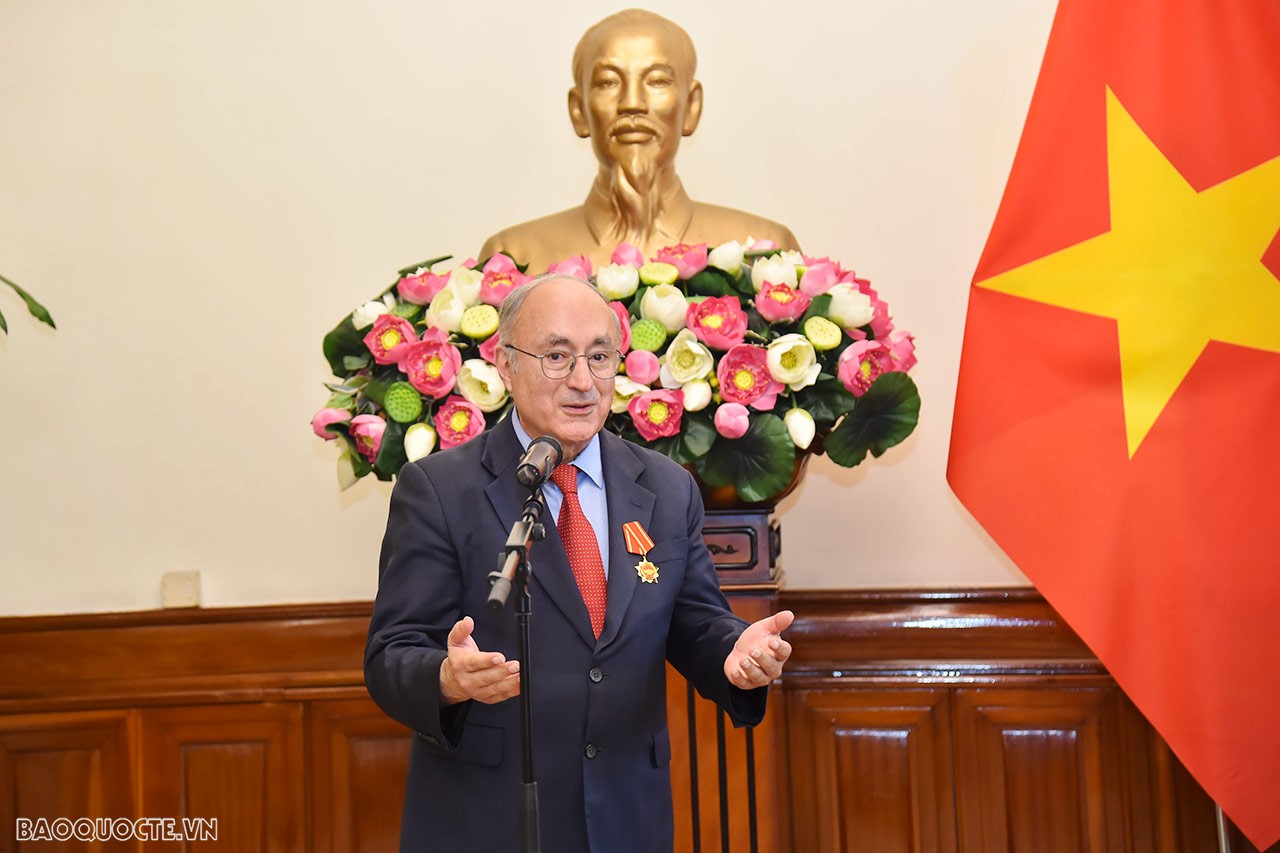 Bộ trưởng Ngoại giao Bùi Thanh Sơn trao Huân chương Hữu nghị cho Tiến sỹ Kambiz Ghawami Bộ trưởng Ngoại giao Bùi Thanh Sơn trao Huân chương Hữu nghị cho Tiến sỹ Kambiz Ghawami