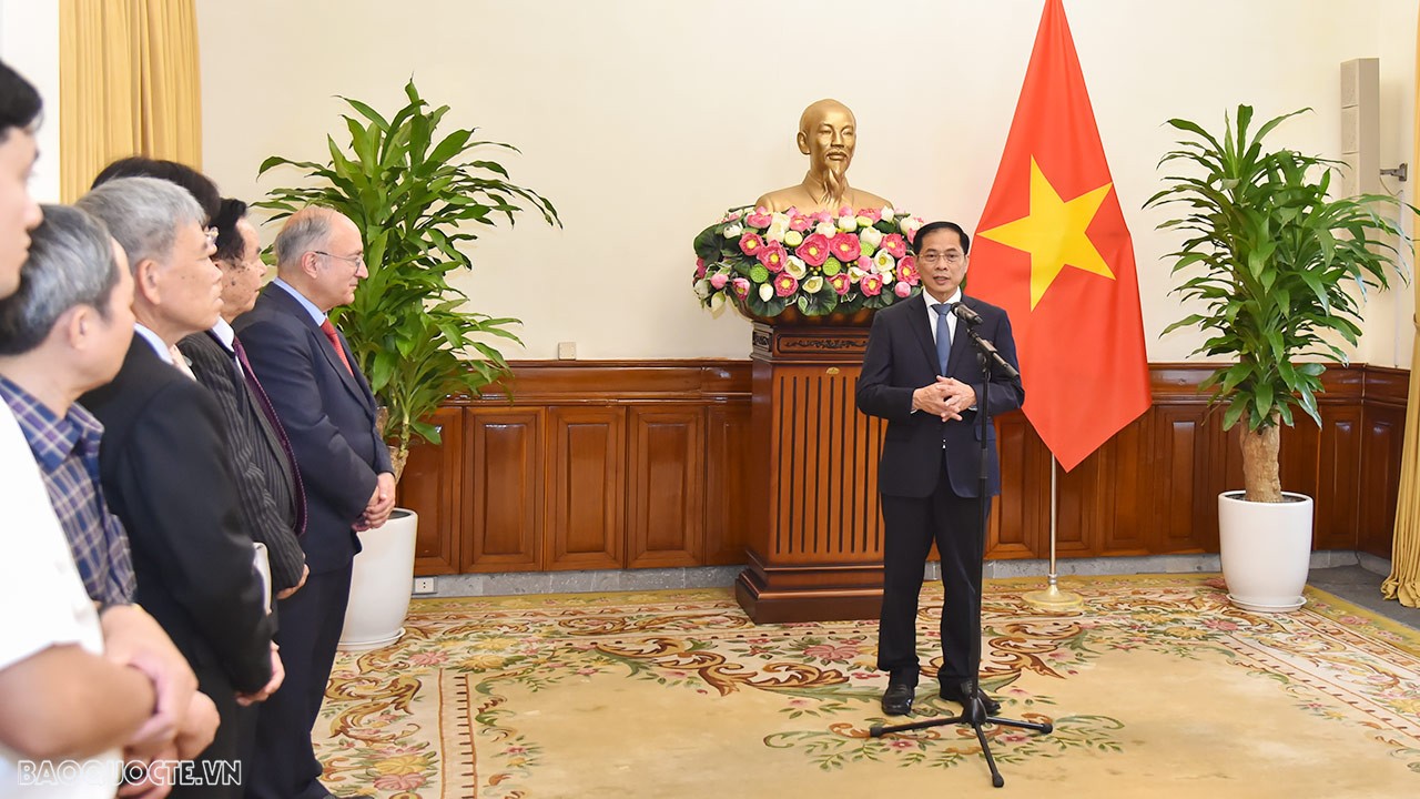 Bộ trưởng Ngoại giao Bùi Thanh Sơn trao Huân chương Hữu nghị cho Tiến sỹ Kambiz Ghawami Bộ trưởng Ngoại giao Bùi Thanh Sơn trao Huân chương Hữu nghị cho Tiến sỹ Kambiz Ghawami