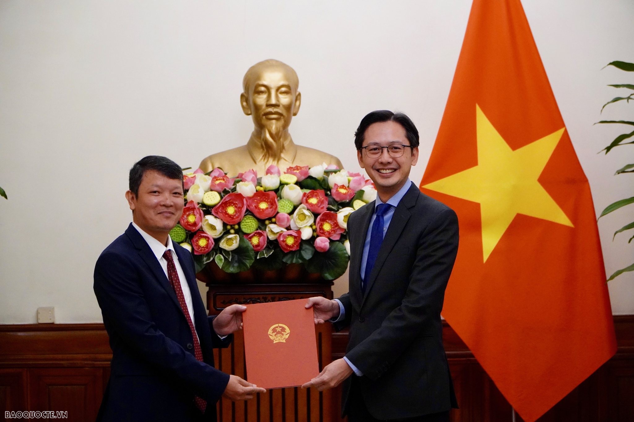 Thứ trưởng Ngoại giao Đỗ Hùng Việt trao quyết định tiếp nhận, điều động 6 cán bộ lãnh đạo cấp Vụ.