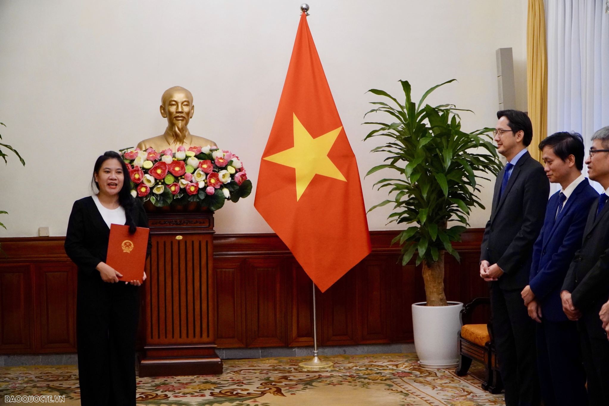 Thứ trưởng Ngoại giao Đỗ Hùng Việt trao quyết định tiếp nhận, điều động 6 cán bộ lãnh đạo cấp Vụ.