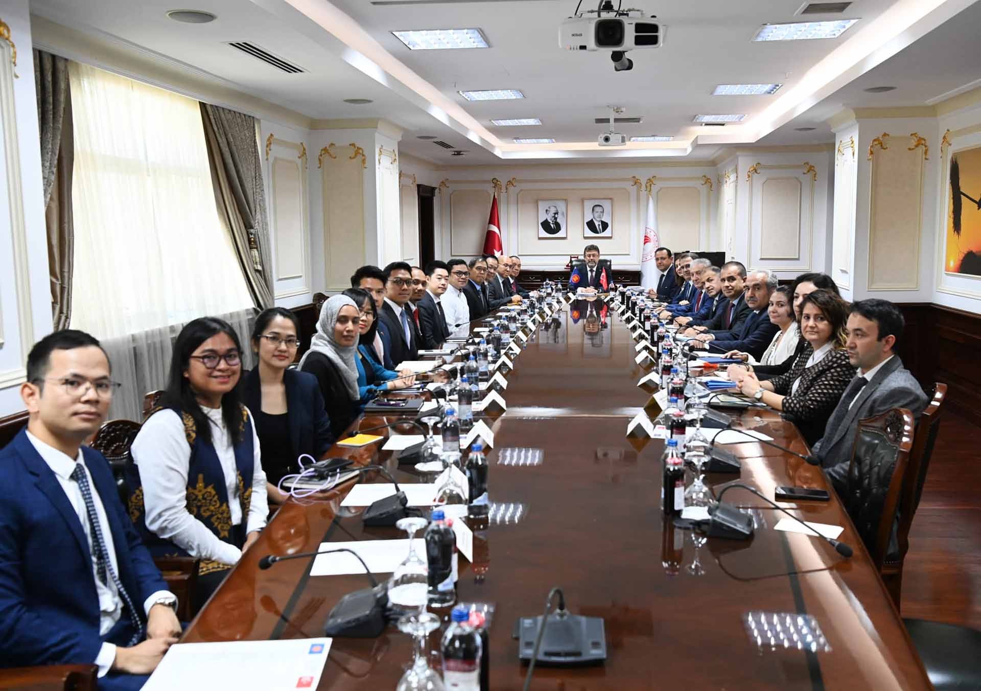 Toàn cảnh buổi làm việc.