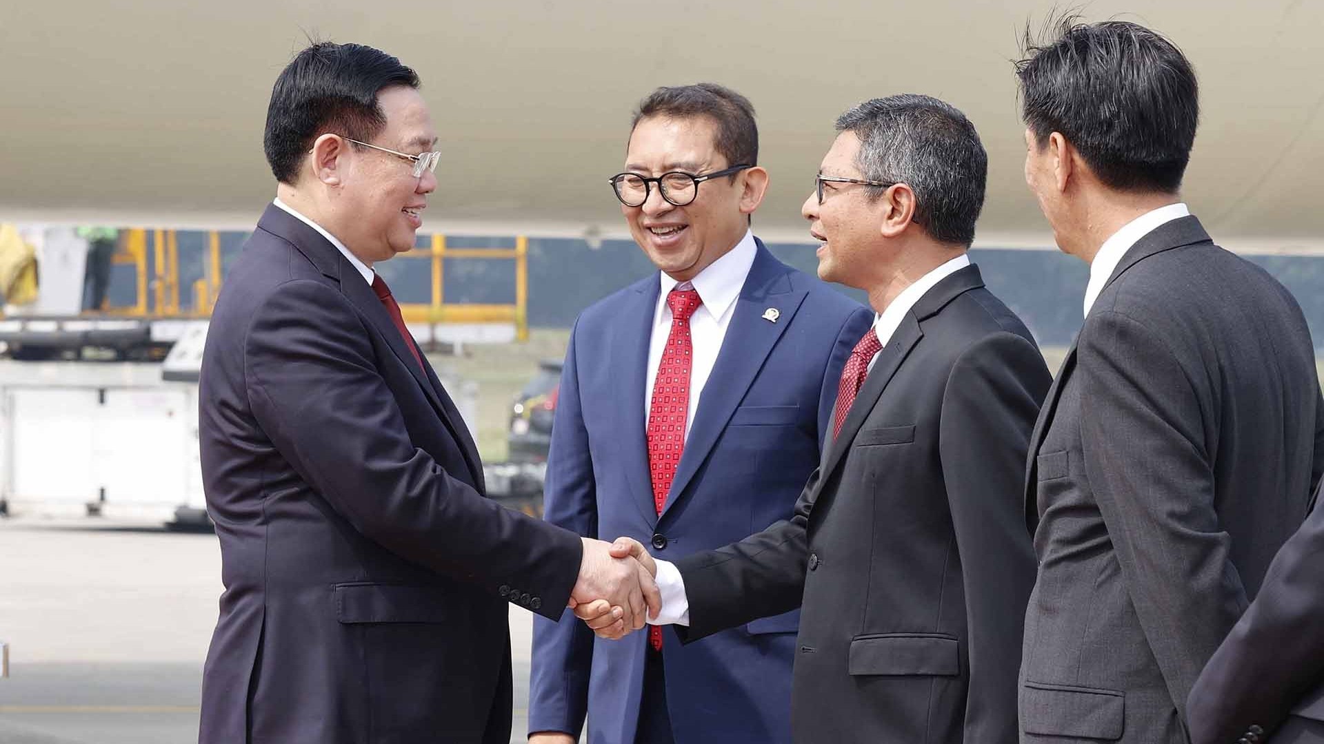 Chủ tịch Quốc hội Vương Đình Huệ đến Jakarta, bắt đầu thăm chính thức Cộng hòa Indonesia và tham dự Đại hội đồng AIPA-44