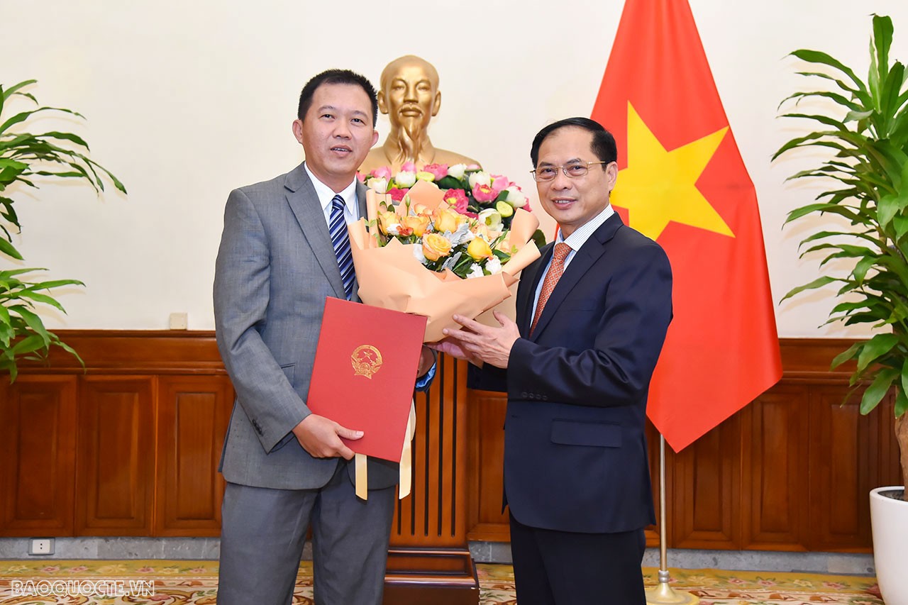 Trên cơ sở đó, Bộ trưởng mong muốn, ông Nguyễn Như Hiếu và tập thể Cục Ngoại vụ tiếp tục nỗ lực hết sức mình, phát huy năng lực, tinh thần chủ động, phối hợp tốt với các đơn vị liên quan để hoàn thành xuất sắc nhiệm vụ là cầu nối của Bộ Ngoại giao với các địa phương trên tinh thần phục vụ, đồng hành cùng địa phương trong công tác hội nhập quốc tế; cùng với các đơn vị trong Bộ xây dựng ngành Ngoại giao trong sạch, toàn diện, hiện đại.