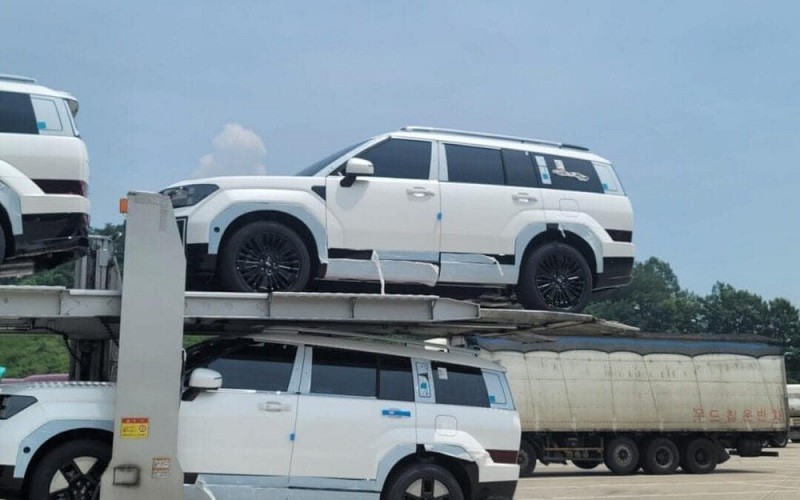 Hyundai Santa Fe 2024 đang trên đường vận chuyển đến đại lý.