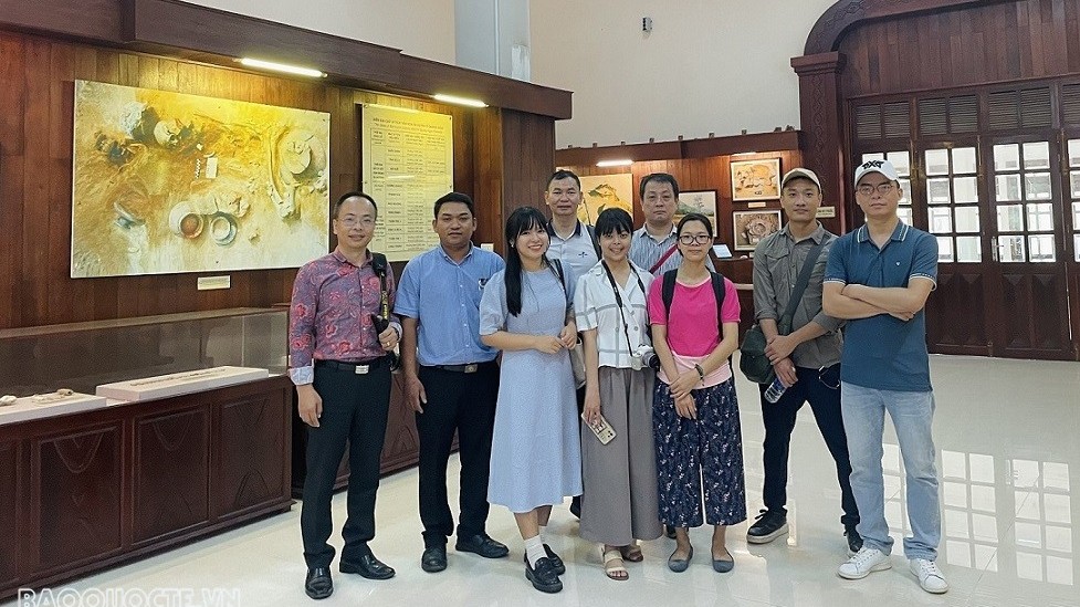 Đoàn báo chí nước ngoài khảo sát, tìm hiểu về Di tích Quốc gia đặc biệt văn hóa Sa Huỳnh, thăm làng Gò Cỏ