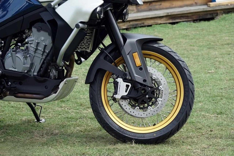 Cận cảnh CFMoto 800MT Touring vừa ra mắt tại Việt Nam, giá bán 255 triệu đồng