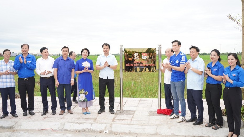 Bàn giao giai đoạn 1 dự án 'Nâng bước thể thao' và 'Thắp sáng đường quê'