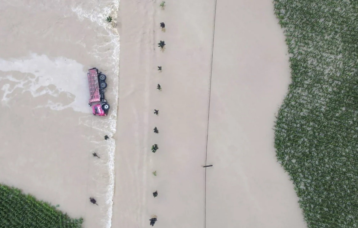 Trung Quốc 'oằn mình' hứng chịu mưa kỷ lục và lũ lụt nặng nề do siêu bão Doksuri Trung Quốc 'oằn mình' hứng chịu mưa kỷ lục và lũ lụt nặng nề do siêu bão Doksuri