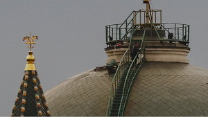 Trên ứng dụng nhắn tin Telegram, Thị trưởng Sobyanin nêu rõ, thiết bị bay không người lái này tiếp cận Moscow vào khoảng 11h (tức 15h giờ Việt Nam). Sau sự việc trên, Hãng thông tấn TASS đưa tin, sân bay Vnukovo ở thủ đô Moscow đã đình chỉ các chuyến bay. 	Trước đó, sân bay Vnukovo đã thực hiện việc đình chỉ tương tự khi Moscow bị thiết bay không người lái tấn công vào tuần trước. 	Nga đã cáo buộc Ukraine thực hiện hai vụ tấn công bằng thiết bị không người lái nhằm vào thủ đô của nước này vào ngày 1/8. Lực lượng phòng không của Nga đã bắn hạ một số thiết bị bay không người lái khi chúng tiếp cận thủ đô Moscow. Theo Bộ Quốc phòng Nga, ba thiết bị bay đã xuất hiện vào rạng sáng 1/8, hai chiếc bị tiêu diệt, một chiếc khác bị hệ thống tác chiến điện tử áp chế và rơi xuống khu phức hợp Moscow City. 