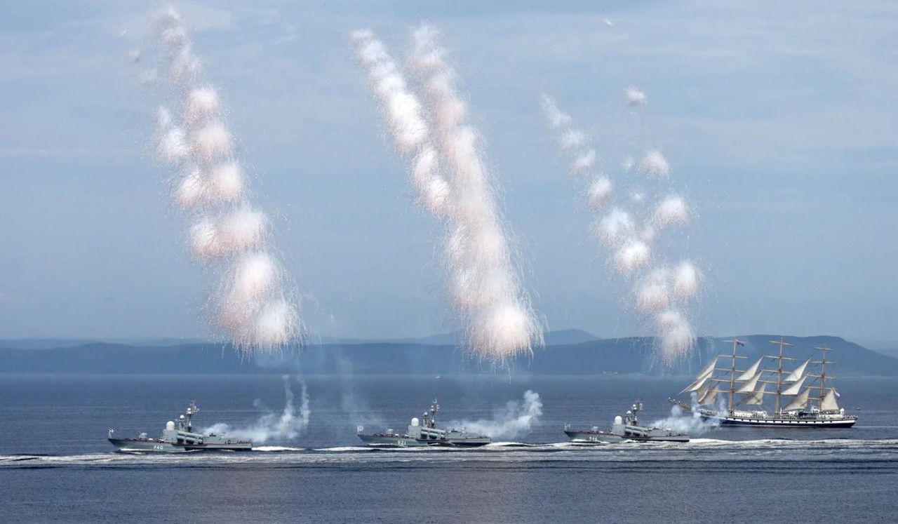 Ảnh ấn tượng (31/7 6/8): Đặc công Ukraine thử ‘ủng nhện’, Tổng thống Nga ca ngợi lực lượng bất khả chiến bại, ông Trump không nhận tội, Thủ tướng Cana