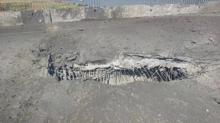 (08.07) Một số hư hại tại cây cầu Chonhar sau vụ tấn công của Ukraine. (Nguồn: RIA Novosti)