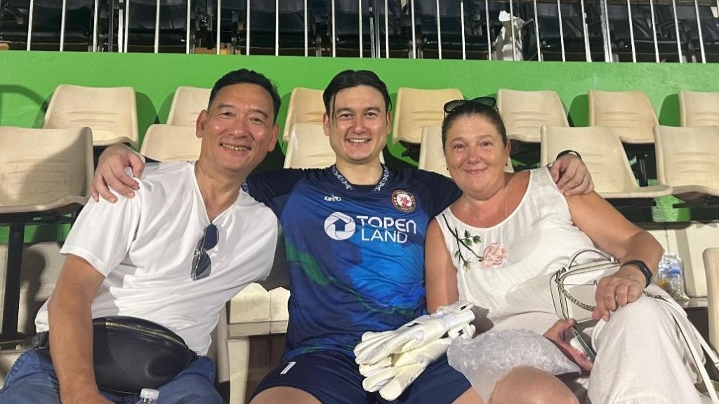 V-League 2023: Bố mẹ và bạn gái Đặng Văn Lâm ra sân Quy Nhơn ủng hộ thủ thành Việt kiều