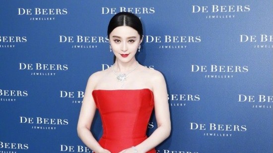 Phạm Băng Băng tỏa sáng cùng loạt đầm đỏ tôn làn da đẹp không tỳ vết