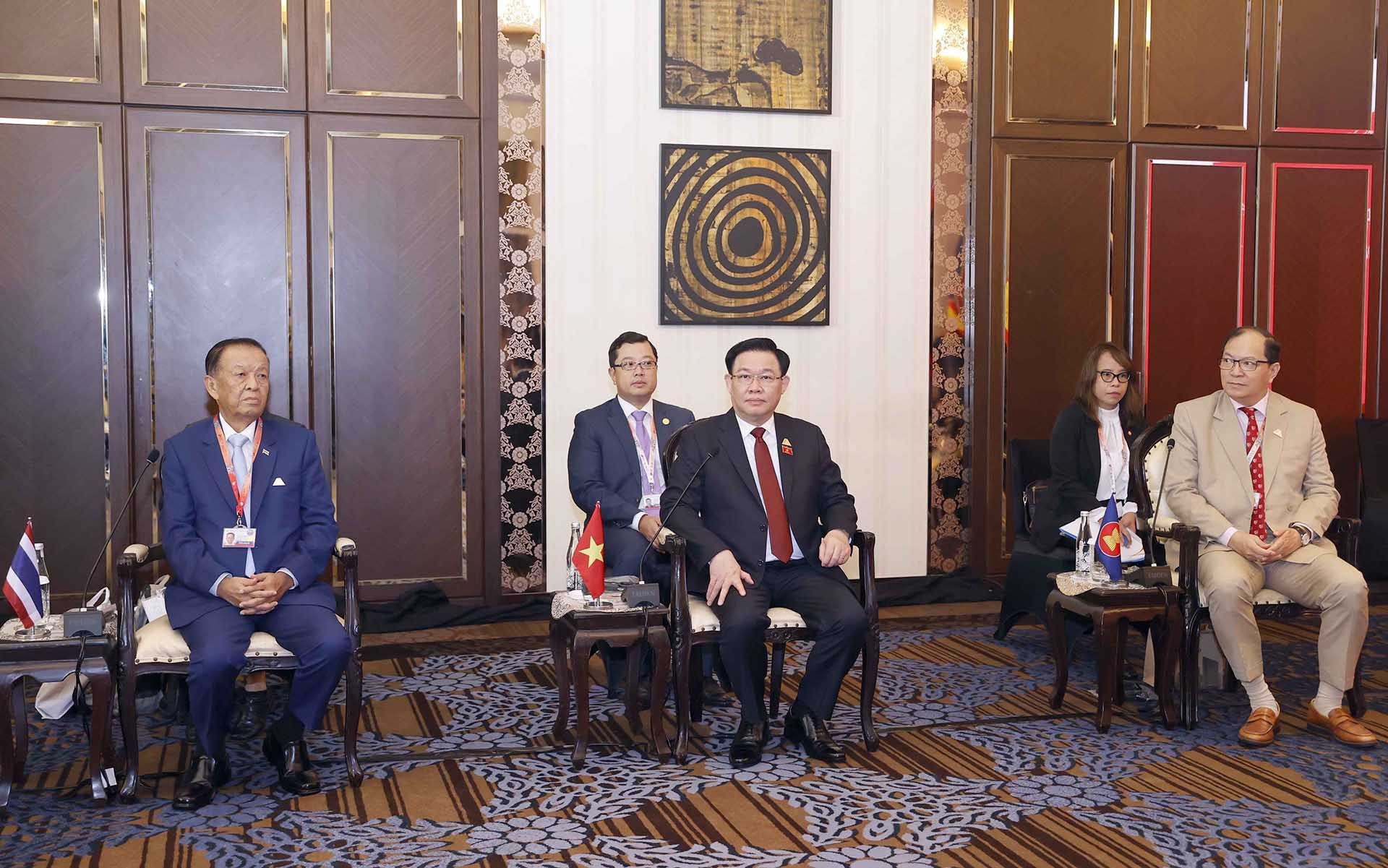 Chủ tịch Quốc hội Vương Đình Huệ với đại biểu dự cuộc gặp. (Nguồn: TTXVN) Chủ tịch Quốc hội Vương Đình Huệ với đại biểu dự cuộc gặp. (Nguồn: TTXVN)