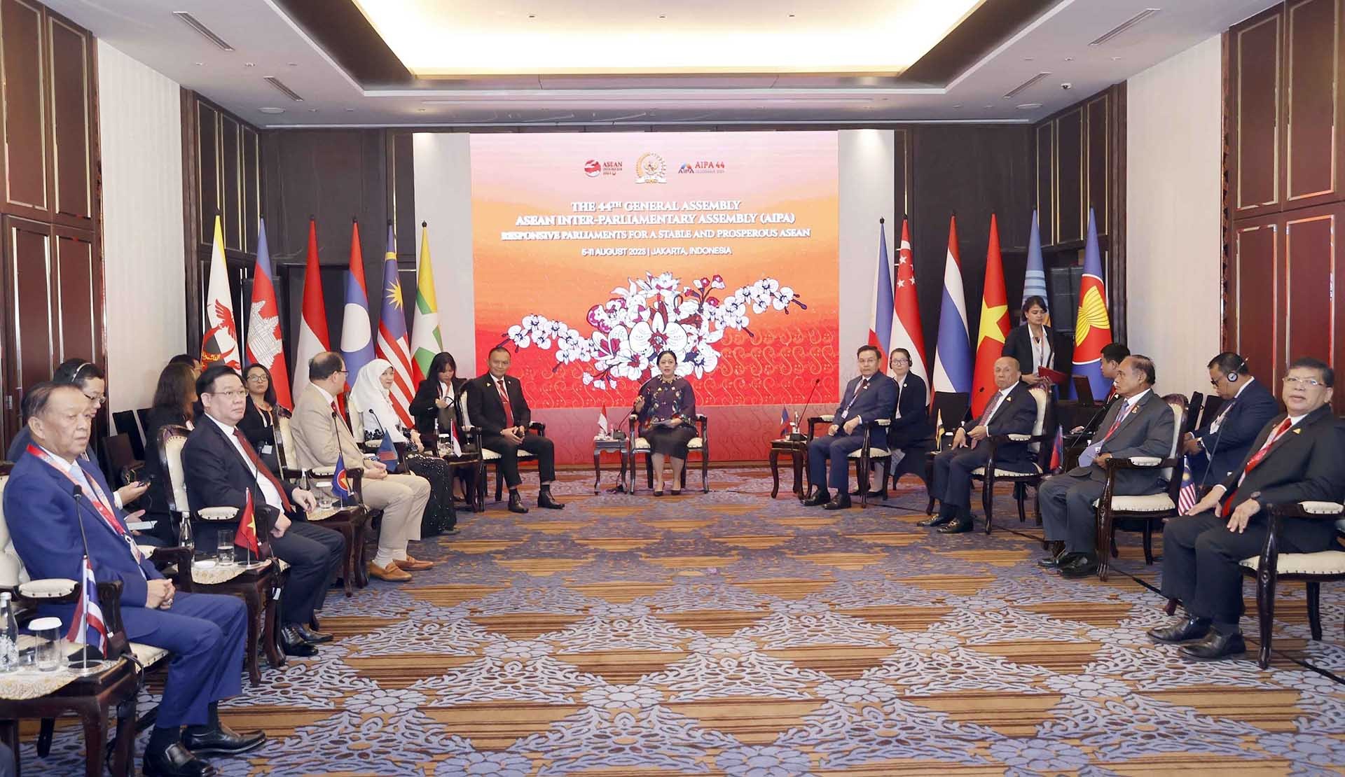 Chủ tịch Quốc hội Vương Đình Huệ và các Trưởng đoàn tham dự Đại hội đồng AIPA – 44 chào xã giao Chủ tịch Hạ viện Indonesia, Chủ tịch AIPA 2023 Puan Maharani. (Nguồn: TTXVN) Chủ tịch Quốc hội Vương Đình Huệ và các Trưởng đoàn tham dự Đại hội đồng AIPA – 44 chào xã giao Chủ tịch Hạ viện Indonesia, Chủ tịch AIPA 2023 Puan Maharani. (Nguồn: TTXVN)