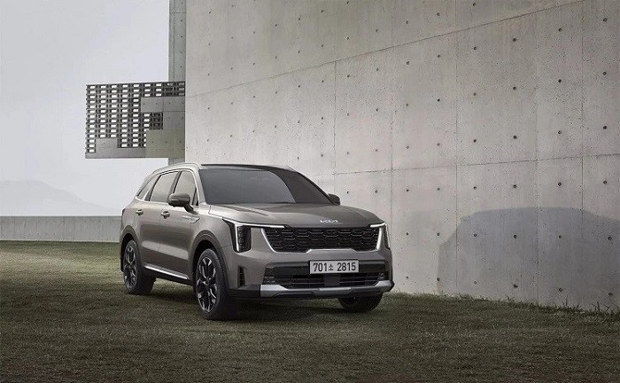 Phần đầu Kia Sorento 2024 sở hữu cặp đèn pha LED dạng dọc hai bên. Phần đầu Kia Sorento 2024 sở hữu cặp đèn pha LED dạng dọc hai bên.