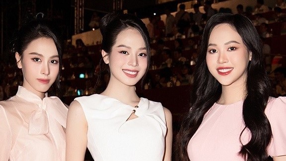 Dàn Hoa hậu, Á hậu Việt diện đồ thanh lịch, kín đáo dự lễ hội sông nước TP. Hồ Chí Minh