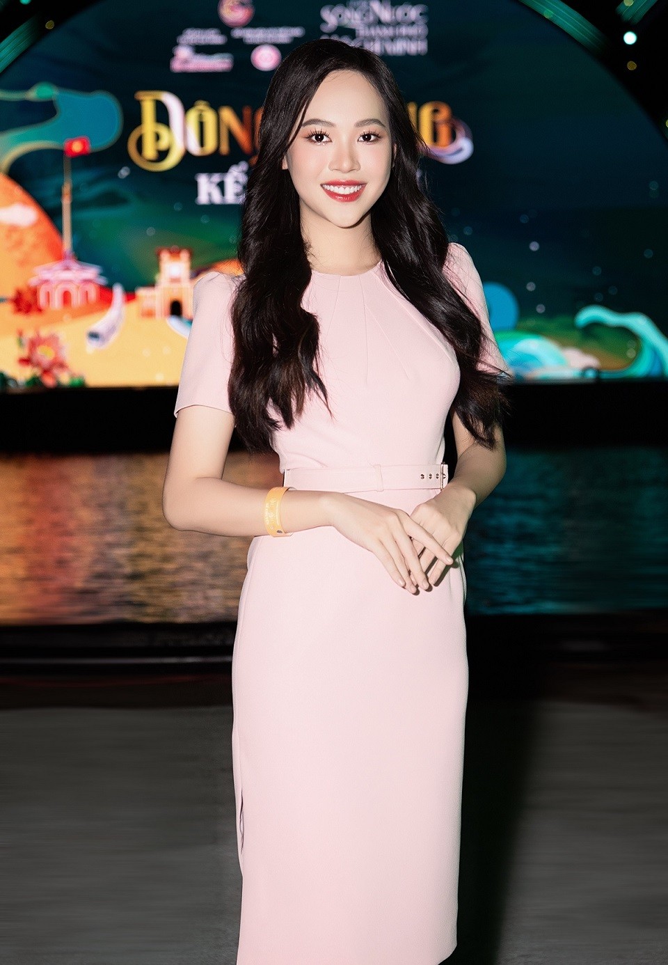 Dàn Hoa hậu, Á hậu Việt diện đồ thanh lịchm kín đáo dự lễ hội sông nước TP. Hồ Chí Minh