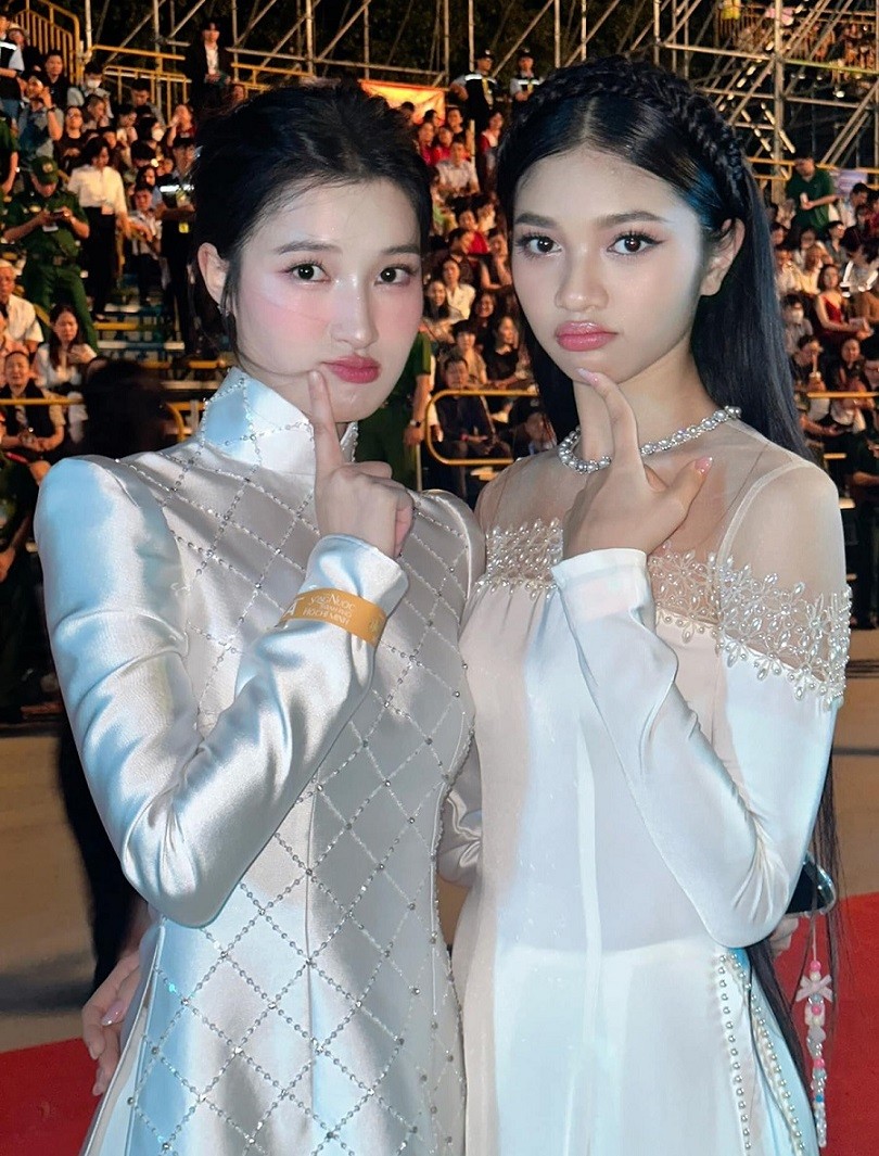 Dàn Hoa hậu, Á hậu Việt diện đồ thanh lịchm kín đáo dự lễ hội sông nước TP. Hồ Chí Minh