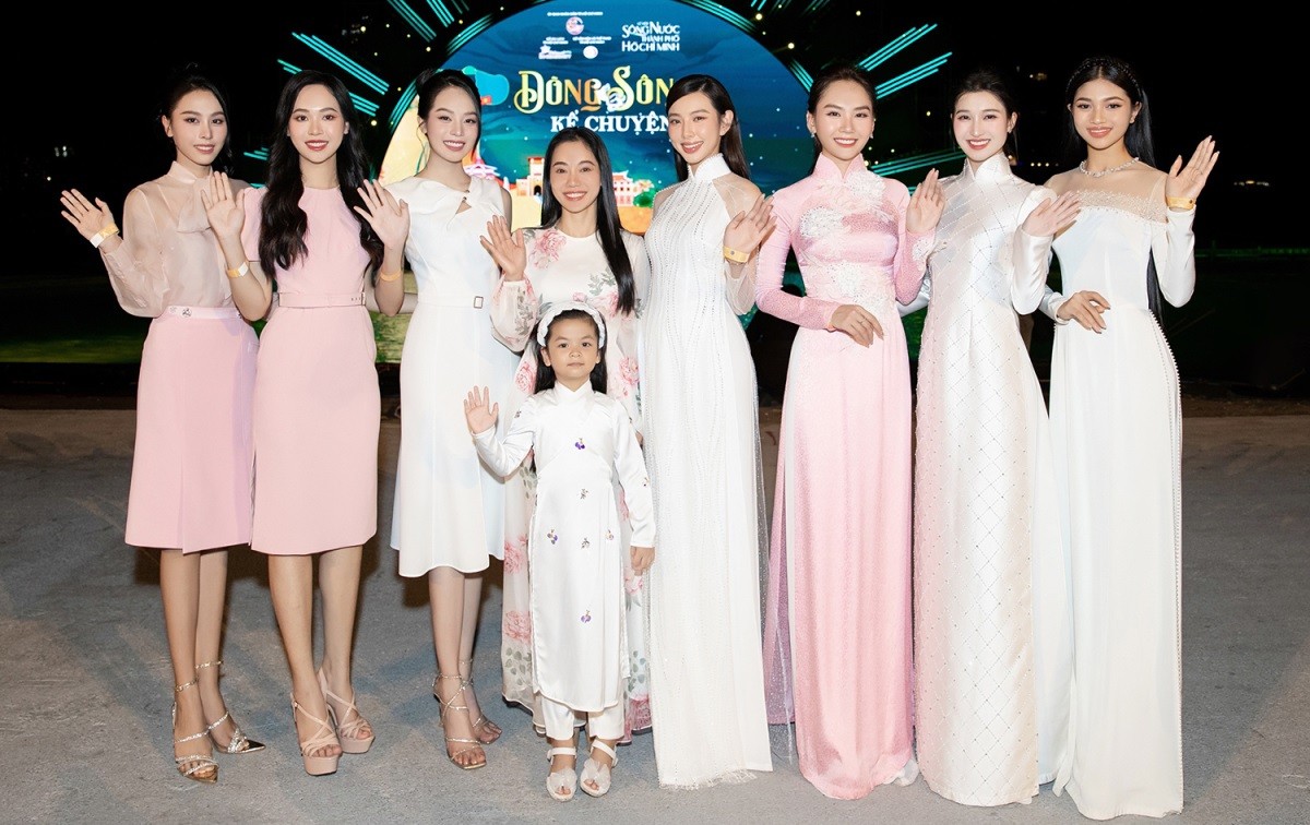 Dàn Hoa hậu, Á hậu Việt diện đồ thanh lịchm kín đáo dự lễ hội sông nước TP. Hồ Chí Minh