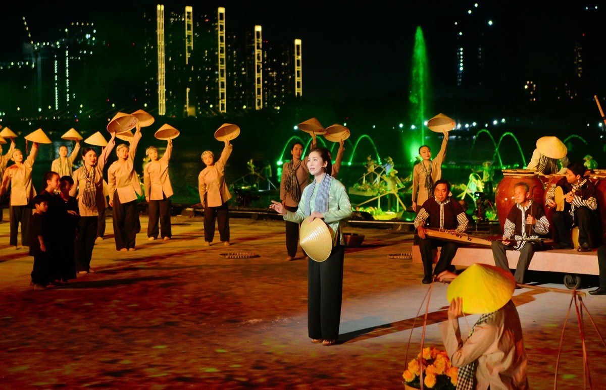 Dàn Hoa hậu, Á hậu Việt diện đồ thanh lịchm kín đáo dự lễ hội sông nước TP. Hồ Chí Minh