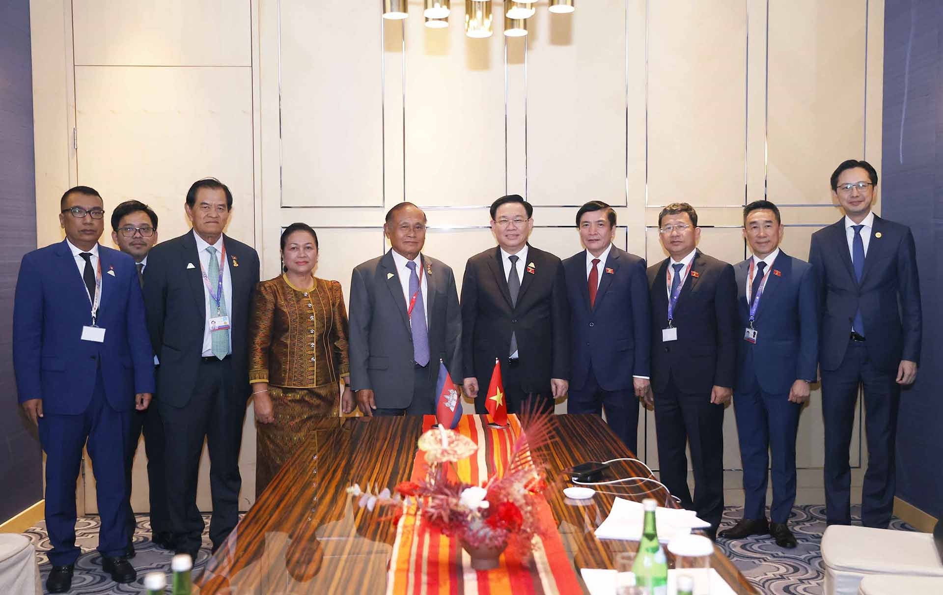 Chủ tịch Quốc hội Vương Đình Huệ và Phó Chủ tịch Thượng viện Campuchia Kittisangkahabindit Tep Ngorn chụp ảnh lưu niệm với các đại biểu (Nguồn: TTXVN)