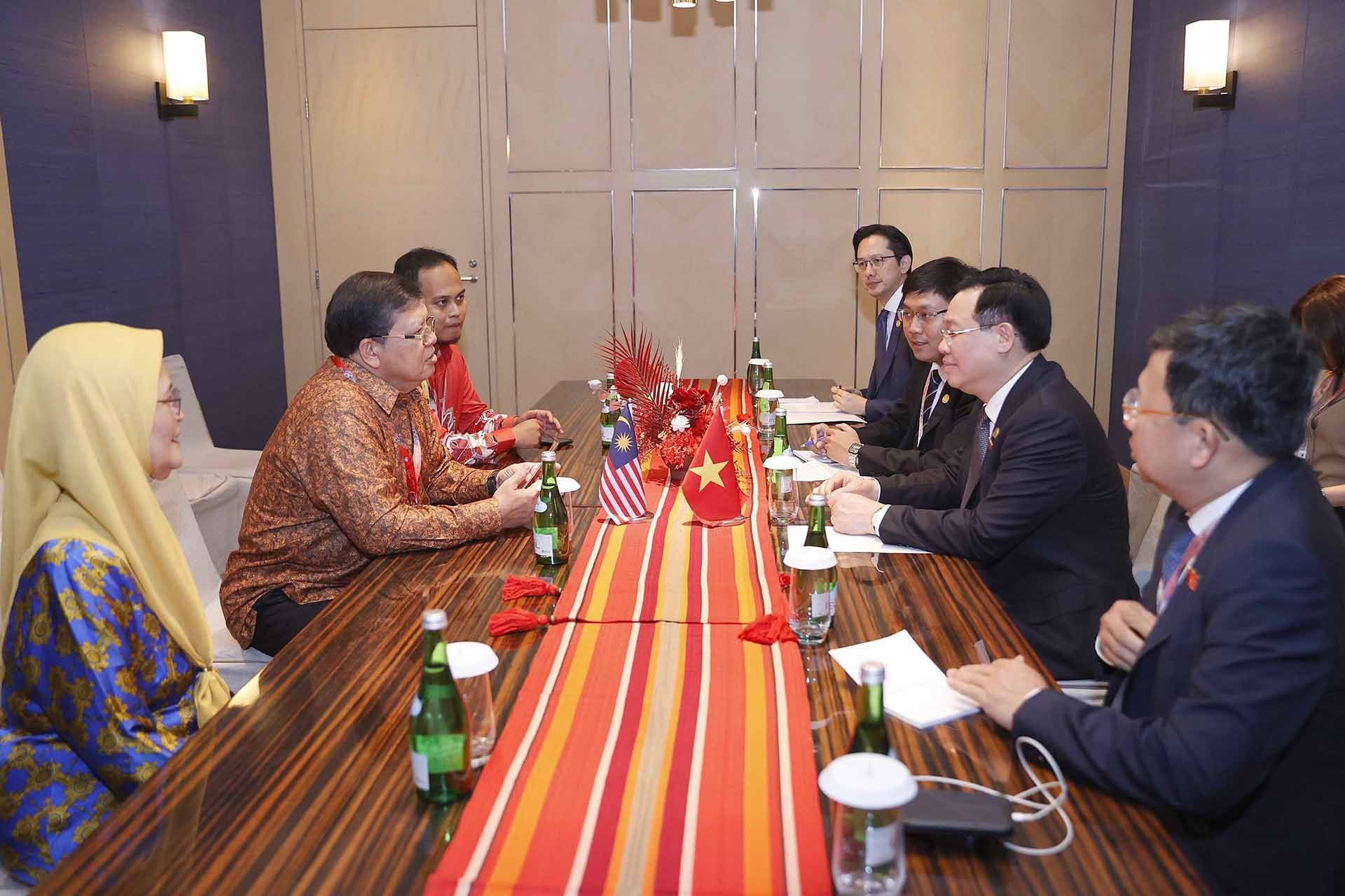 Chủ tịch Quốc hội Vương Đình Huệ gặp Chủ tịch Hạ viện Malaysia Tan Sri Dato’ Johari Bin Abdul. (Nguồn: TTXVN) Chủ tịch Quốc hội Vương Đình Huệ gặp Chủ tịch Hạ viện Malaysia Tan Sri Dato’ Johari Bin Abdul. (Nguồn: TTXVN)