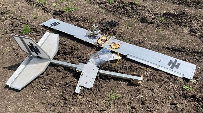 (08.08) UAV bị bắn hạ gắn biểu tượng của Azov, lực lượng theo chủ nghĩa dân tộc Ukraine bị Nga coi là tổ chức 'khủng bố'. (Nguồn Telegram) (08.08) UAV bị bắn hạ gắn biểu tượng của Azov, lực lượng theo chủ nghĩa dân tộc Ukraine bị Nga coi là tổ chức 'khủng bố'. (Nguồn Telegram)