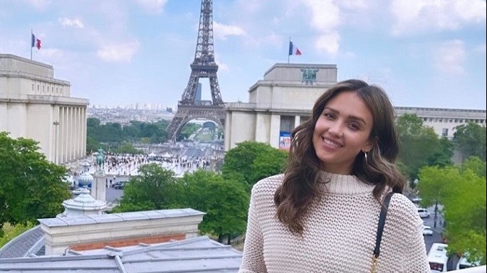 Ngắm Jessica Alba 'biến hình' quyến rũ với đầm dạ hội và trang phục đời thường