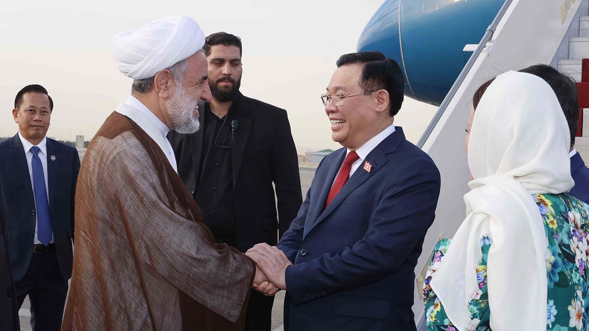 Chủ tịch Quốc hội Vương Đình Huệ đến thủ đô Tehran, bắt đầu thăm chính thức Cộng hòa Hồi giáo Iran