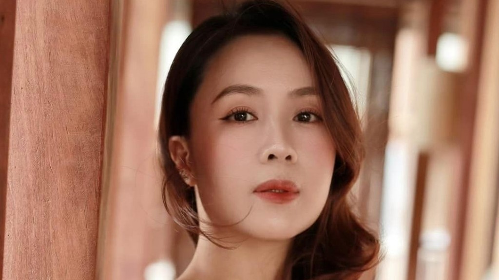 Sao Việt: Hồng Diễm gợi cảm 'hết nấc', Uyên Linh hóa nàng thơ