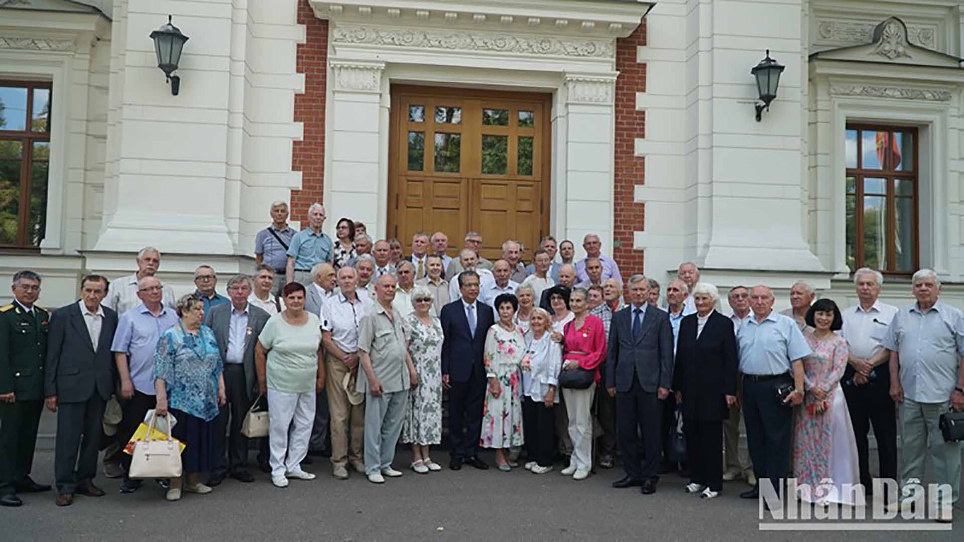 Đại sứ Đặng Minh Khôi và các đại biểu chụp ảnh kỷ niệm. (Nguồn: nhandan.vn) Đại sứ Đặng Minh Khôi và các đại biểu chụp ảnh kỷ niệm. (Nguồn: nhandan.vn)