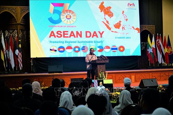 Ngoại trưởng Malaysia tin tưởng ASEAN sẽ tăng trưởng mạnh hơn bất chấp nhiều thách thức Ngoại trưởng Malaysia tin tưởng ASEAN sẽ tăng trưởng mạnh hơn bất chấp nhiều thách thức