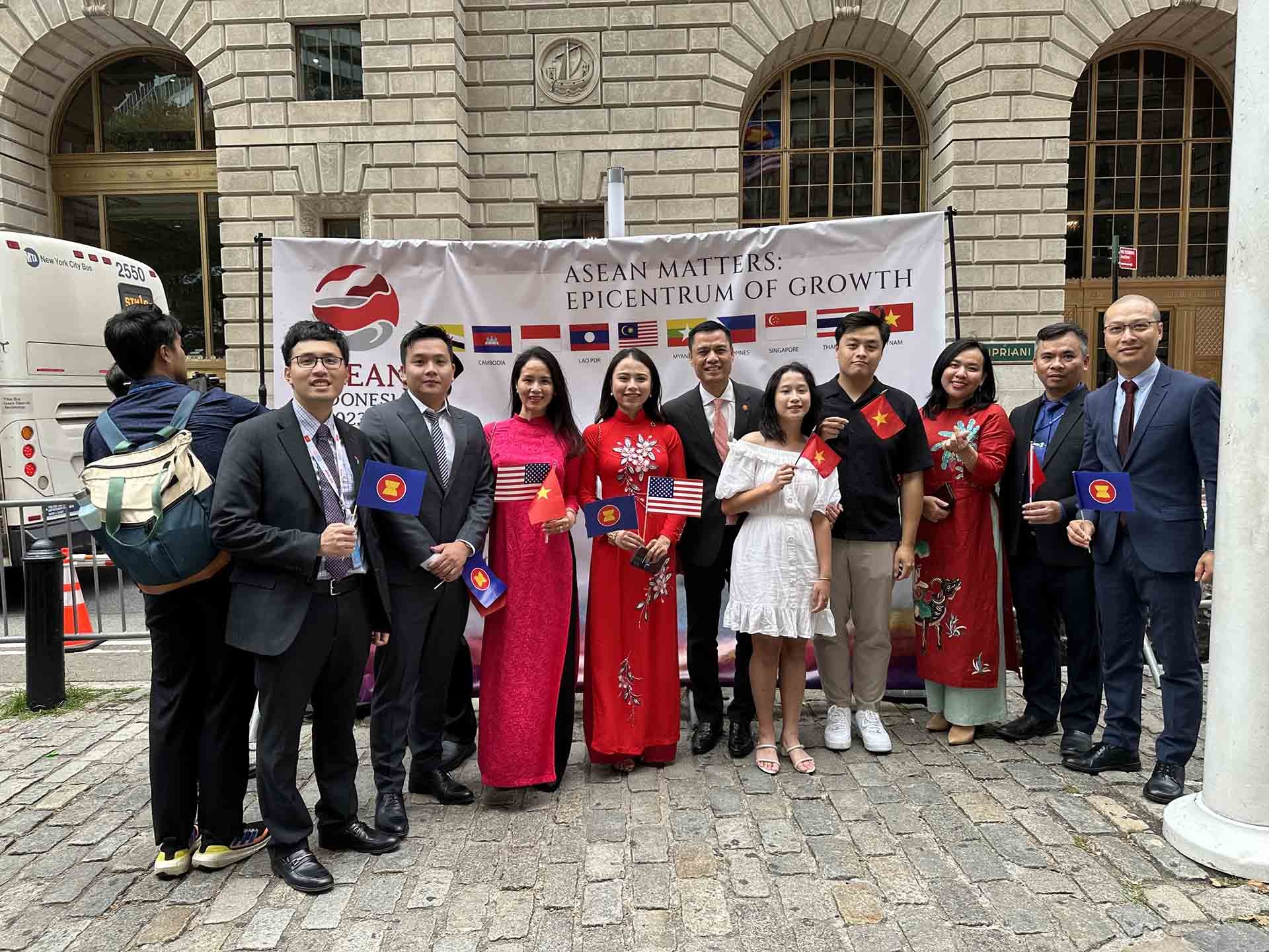 Đại sứ Đặng Hoàng Giang cùng cán bộ Phái đoàn thường trực Việt Nam tại Liên hợp quốc và đại diện cộng đồng người Việt Nam tại thành phố New York.