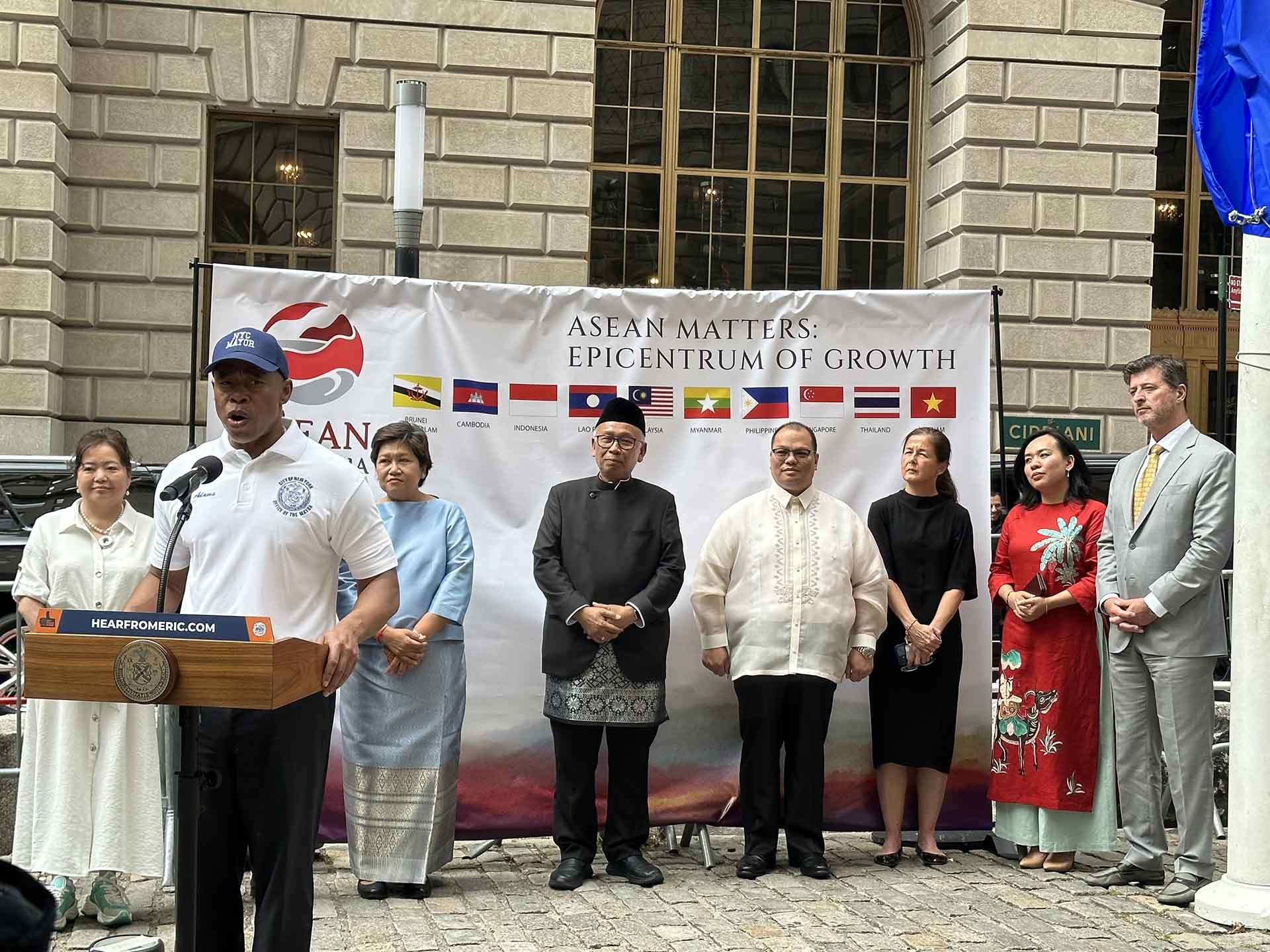 Thị trưởng thành phố New York Eric Adams phát biểu chào mừng.