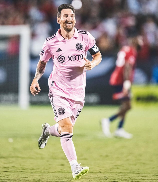 Trong trận đấu với Dallas, Messi tiếp tục thi đấu chói sáng, góp công lớn đưa Inter Miami vào tứ kết Leagues Cup. Anh gây sốt với hai bàn thắng, sút thành công lượt đá penalty. Messi đã ghi 7 bàn, một kiến tạo trong 4 trận đầu tiên cho Inter Miami. Ở đội bóng mới, Messi sát cánh với hai đồng đội cũ thân thiết ở Barca là Sergio Busquets và Jordi Alba.