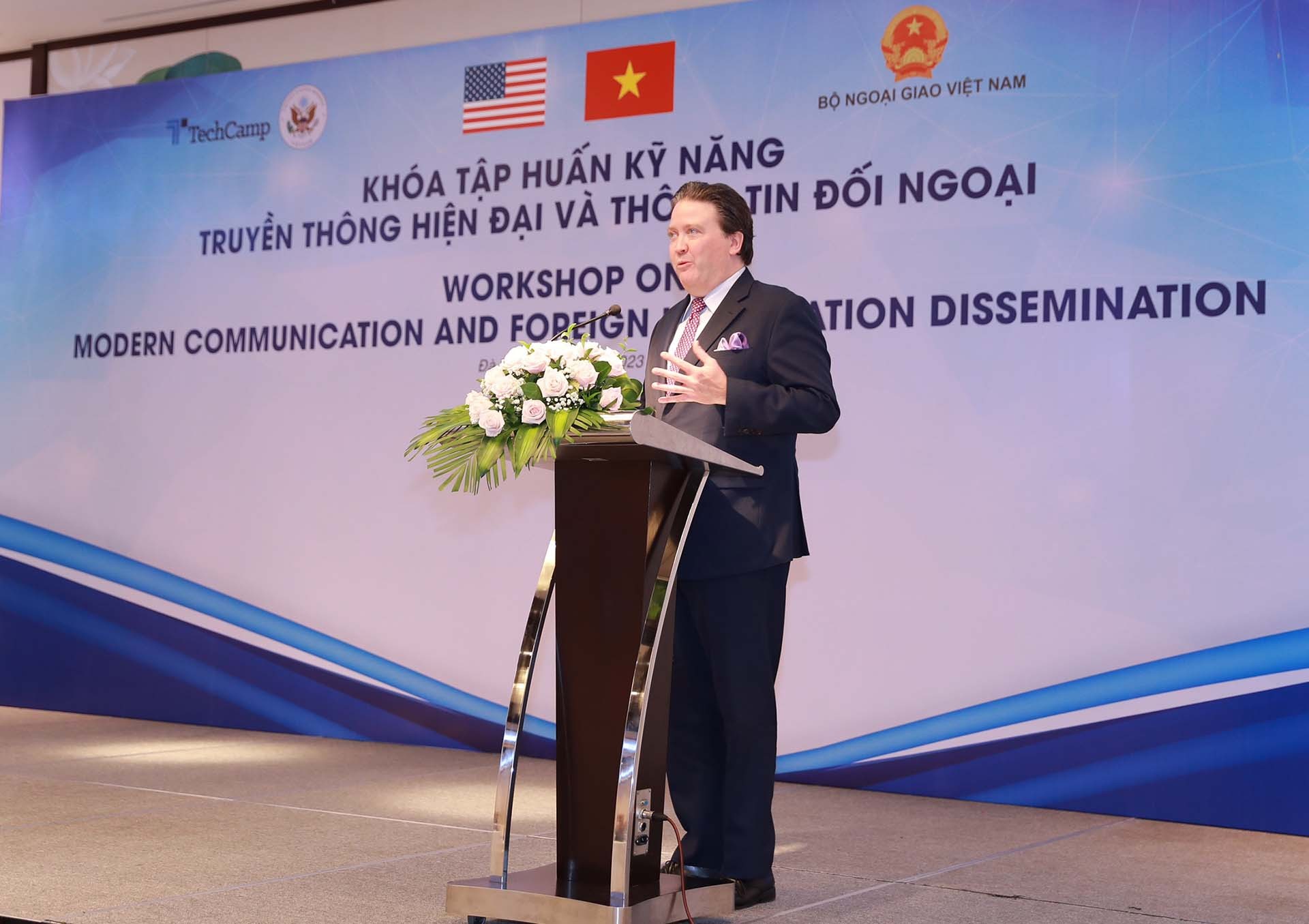 Đại sứ Hoa Kỳ Marc Knapper phát biểu.