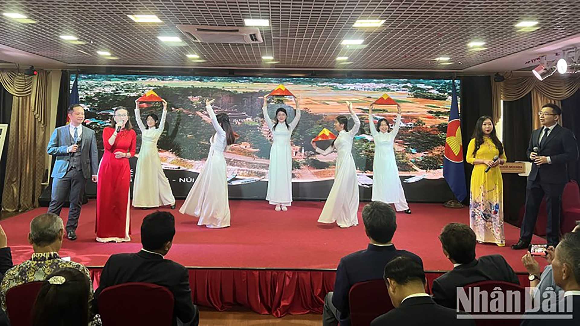 Cán bộ, nhân viên Đại sứ quán Việt Nam tại Nga trình diễn tiết mục văn nghệ. (Nguồn: nhandan.vn)