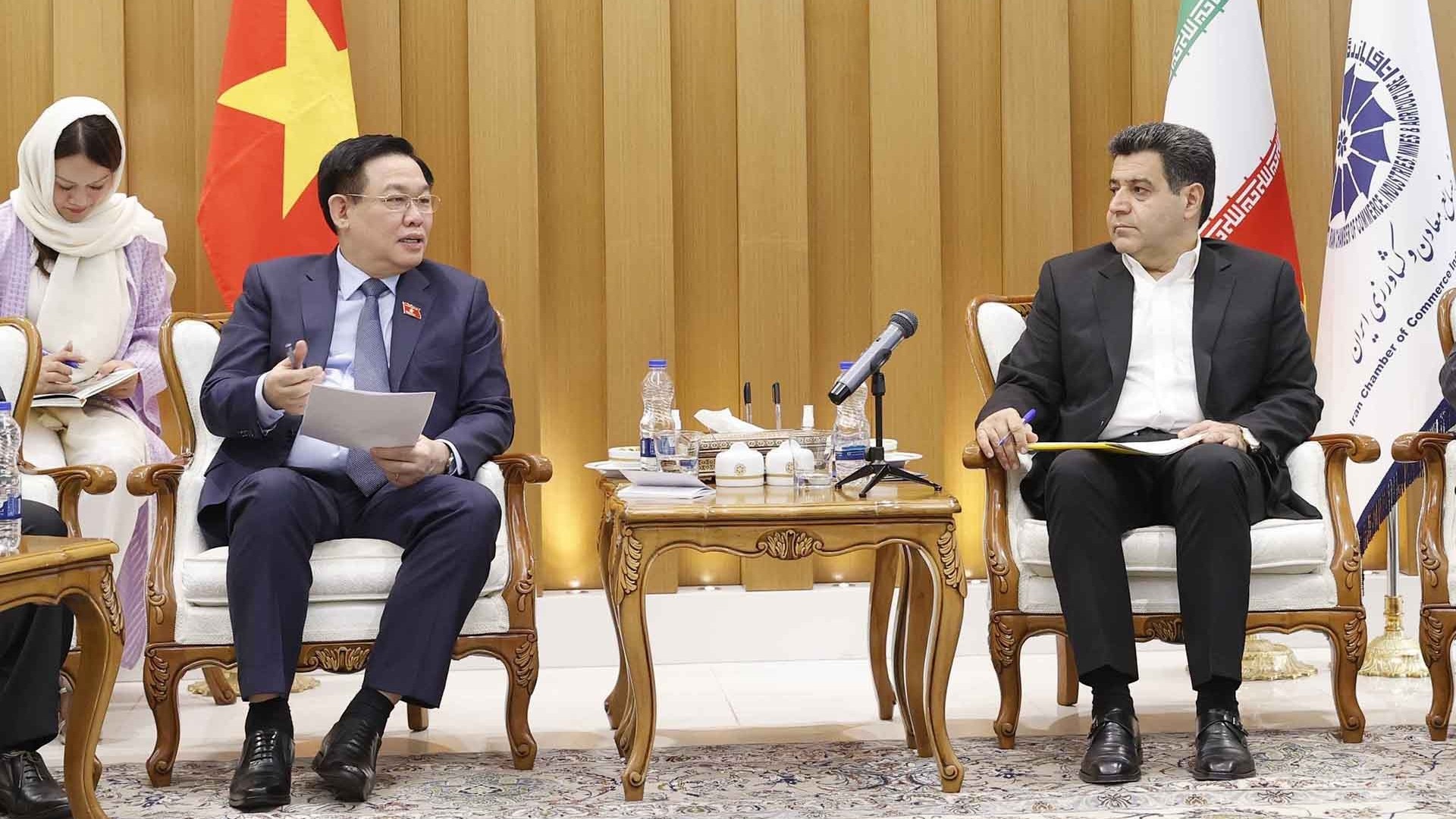 Chủ tịch Quốc hội Vương Đình Huệ tiếp Chủ tịch Phòng Thương mại, công nghiệp, mỏ và nông nghiệp Iran