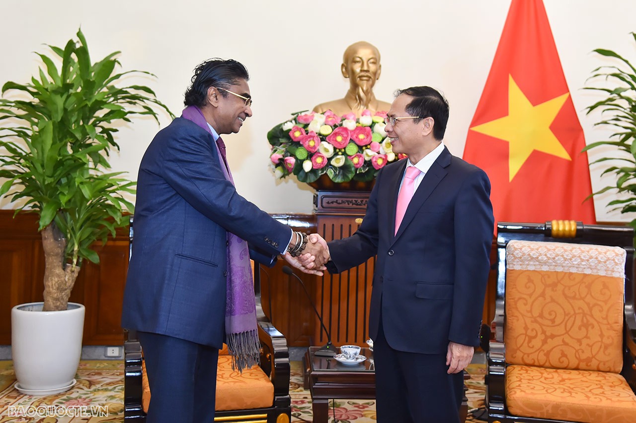 Ngày 9/8, tại Trụ sở Bộ, Bộ trưởng Ngoại giao Bùi Thanh Sơn đã tiếp Đại sứ Đặc mệnh Toàn quyền Sri Lanka Sajeewa Umanga Mendis đến chào xã giao nhân dịp nhận công tác nhiệm kỳ tại Việt Nam. (Ảnh: Tuấn Anh)