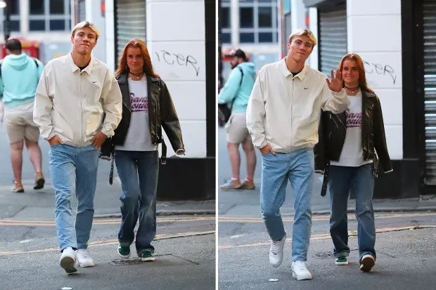 Tân binh MU Rasmus Hojlund dạo phố Manchester cùng bạn gái xinh đẹp