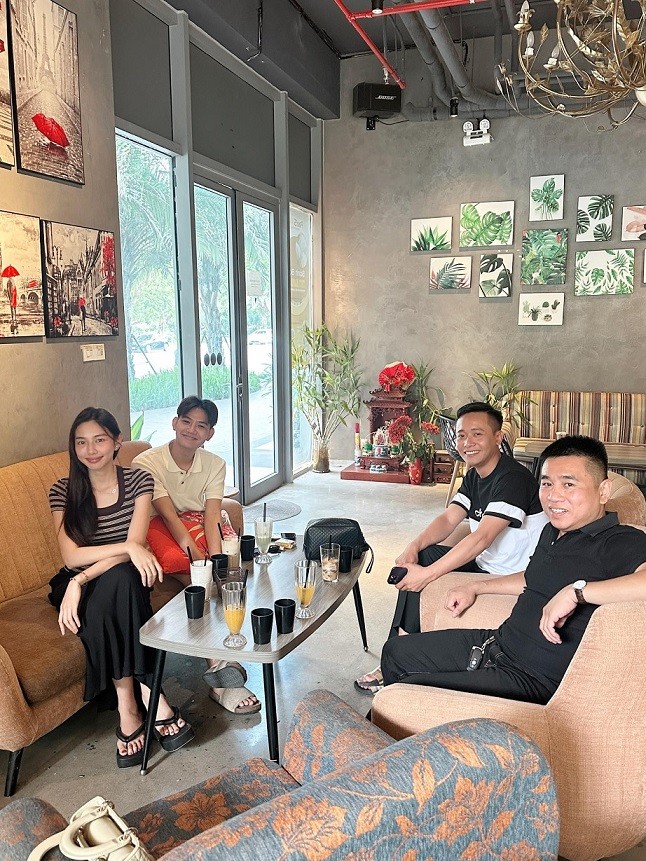 Những hình ảnh Hoa hậu Thùy Tiên và vlogger Quang Linh kết hợp làm thiện nguyện ở Angola và Việt Nam